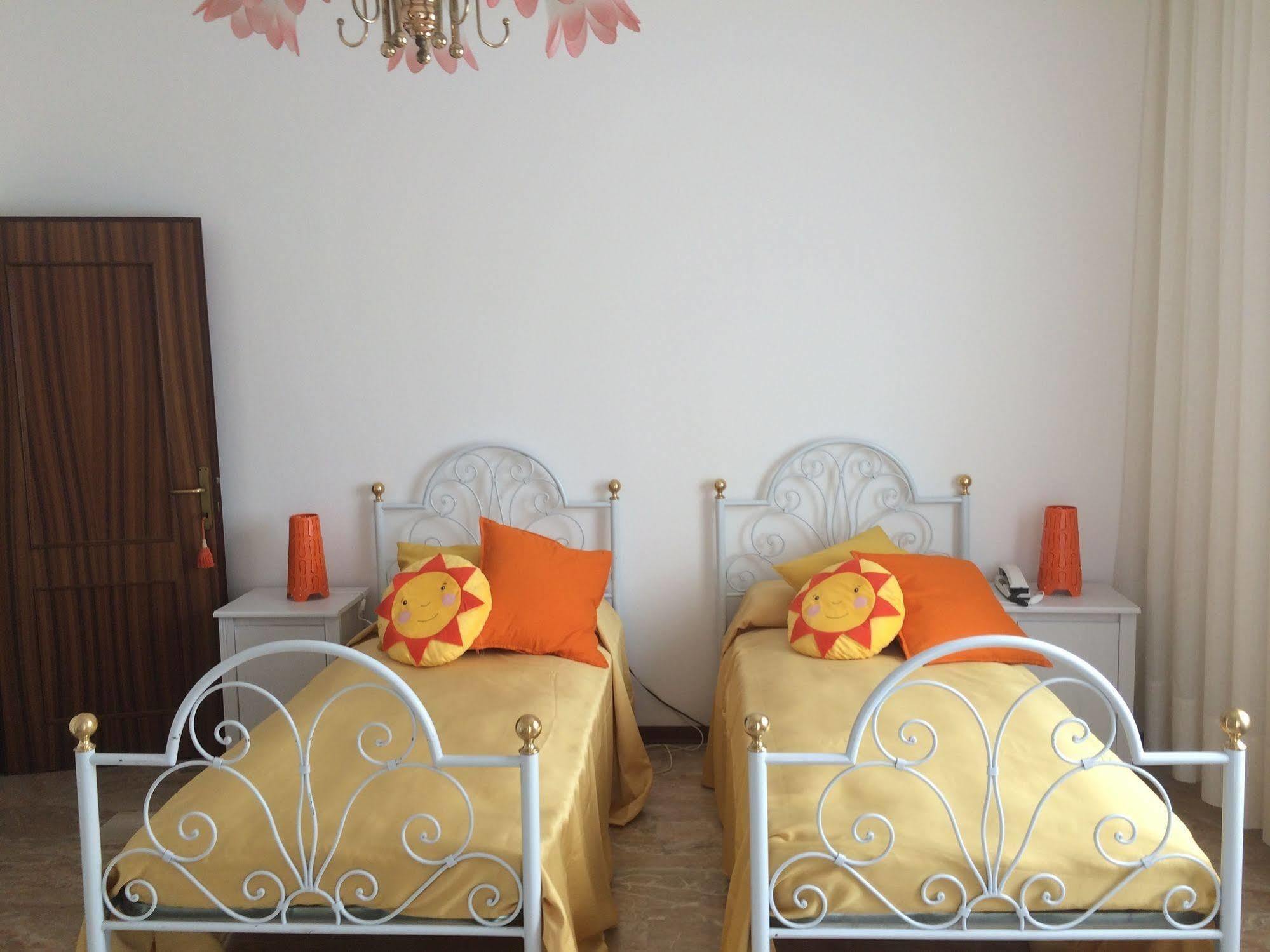 B&B Soleluna Massa Fiscaglia Екстериор снимка